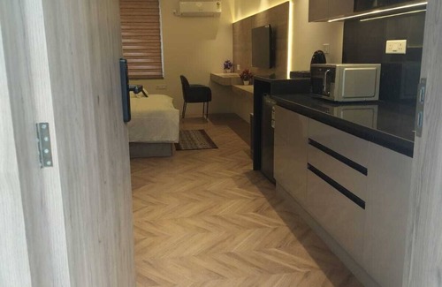 Jaypee Greens Apartamento | Luxury spacious rooms in central city opp. metro station 5 min from Pari Chowk