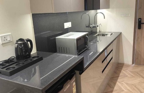 Jaypee Greens Apartamento | Luxury spacious rooms in central city opp. metro station 5 min from Pari Chowk