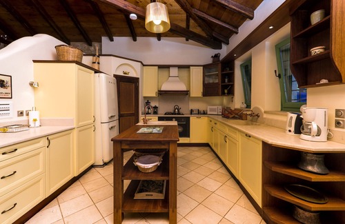 East Mani Villa | Lujosa y espaciosa villa de piedra tranquila con gran piscina infinita y vistas impresionantes