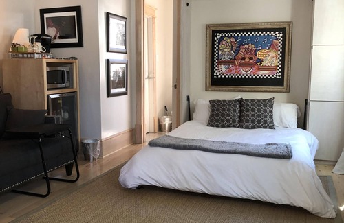 Carrollton Apartamento | Estudio de lujo Oasis en St. Charles Ave. piscina, spa, patio privado, en la ruta del tranvía