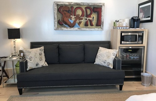 Carrollton Apartamento | Estudio de lujo Oasis en St. Charles Ave. piscina, spa, patio privado, en la ruta del tranvía