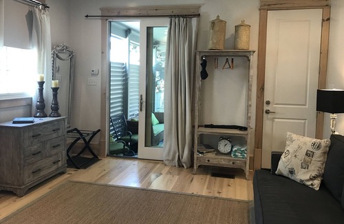 Carrollton Apartamento | Estudio de lujo Oasis en St. Charles Ave. piscina, spa, patio privado, en la ruta del tranvía