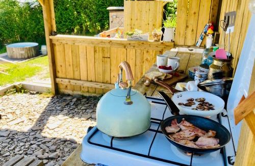 Trefeglwys Otro | Luxury Stargazing Glamping - Seren Aur with Hot Tub