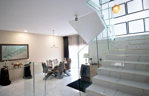 Greater Johannesburg Metropolitan Area Casa | Luxury Stay in Hurlingham Mansion