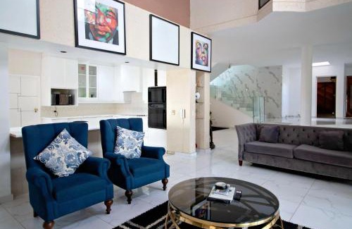 Greater Johannesburg Metropolitan Area Casa | Luxury Stay in Hurlingham Mansion