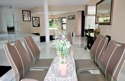 Greater Johannesburg Metropolitan Area Casa | Luxury Stay in Hurlingham Mansion
