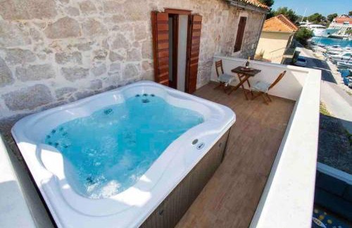 Razanj Apartamento | Luxury stone house Amfora