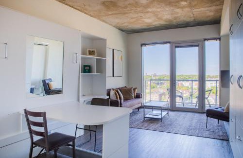 Lower East Side Apartamento | Luxury Studio Apt Near Brady St with Balcony and Lake View