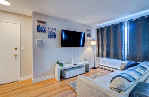 O'Hare Casa | Luxury Studio King Bed Chicago Remodeled