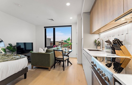 D Street - West Broadway Apartamento | Luxury Studio Next to Broadway 6913