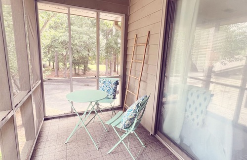 Sea Trail Apartamento | Luxury studio suite in Sea Trail. Close to beach. Wonderful screen in porch.