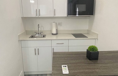 Miami Gardens Apartamento | Luxury Studio with Private Entrance Near Hard Rock Stadium.
