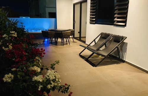 Grote Berg Apartamento | Luxury studio with private jacuzzi near beaches