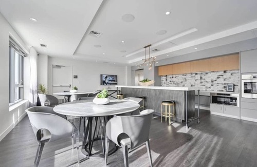Central Square Apartamento | Luxury Studio with King bed Gym near MIT Harvard in Central Square!