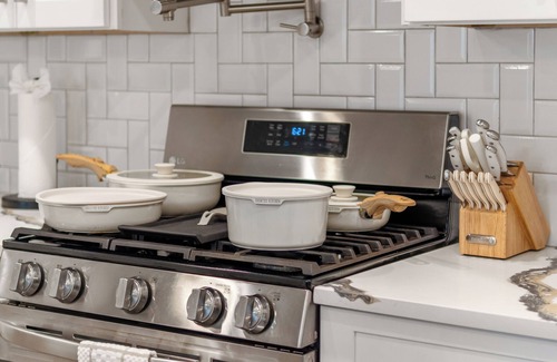 North Houston Casa | Luxury Style 3-bedroom house sleeps 9+with WiFi and AC near downtown Houston