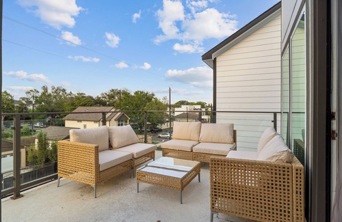 North Houston Casa | Luxury Style 3-bedroom house sleeps 9+with WiFi and AC near downtown Houston