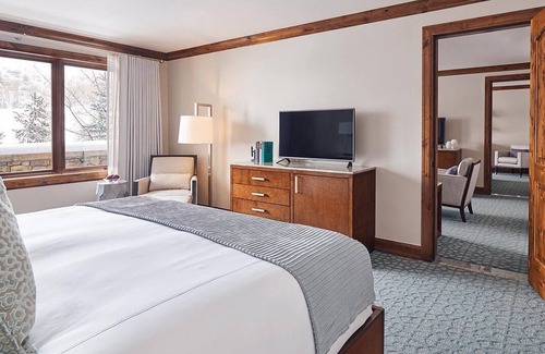 Vail Complejo | Luxury Suite for Groups w/ Private Bathrooms & Well-Appointed Living Area