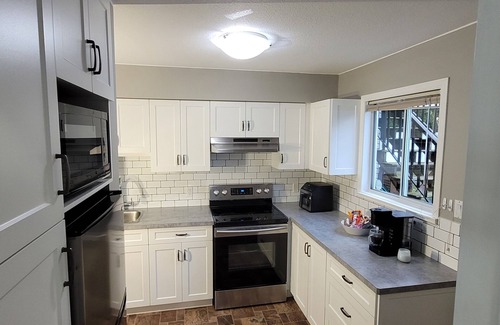 Upper Ten Oaks Casa | Luxury Suite near Ledgeview Golf,Abbotsford International Airport,Shops & Malls