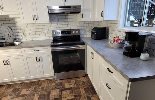 Upper Ten Oaks Casa | Luxury Suite near Ledgeview Golf,Abbotsford International Airport,Shops & Malls