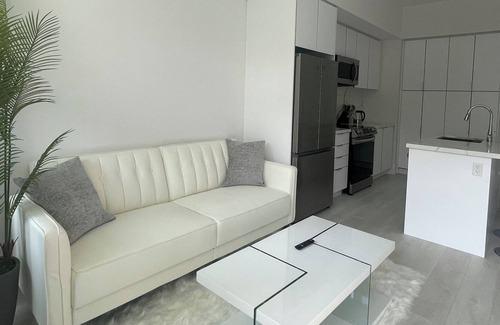 Innisfil Condominio | LUXURY SUITE | POOL | HOT TUB +++