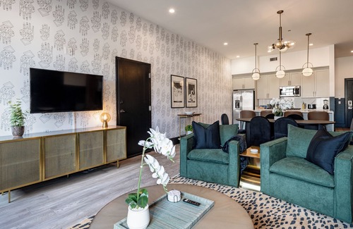 Central Business District Hotel | Luxury Suite | Rooftop Pool | Walk-French Qtr
