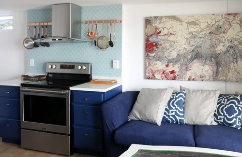 Oak Harbor Apartamento | Luxury suite with kitchen and hot tub area on the water’s edge of Penn Cove