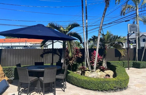 Hialeah Apartamento | Luxury suite with private heated pool