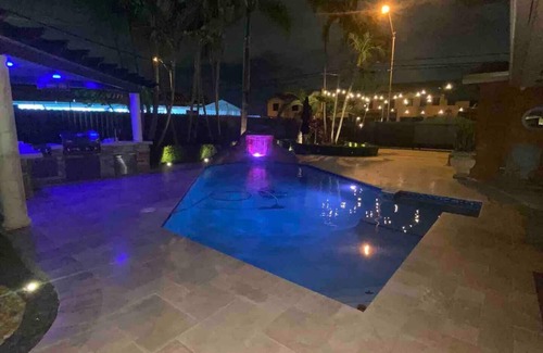 Hialeah Apartamento | Luxury suite with private heated pool