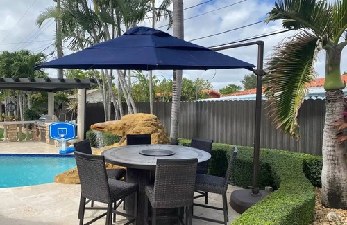 Hialeah Apartamento | Luxury suite with private heated pool