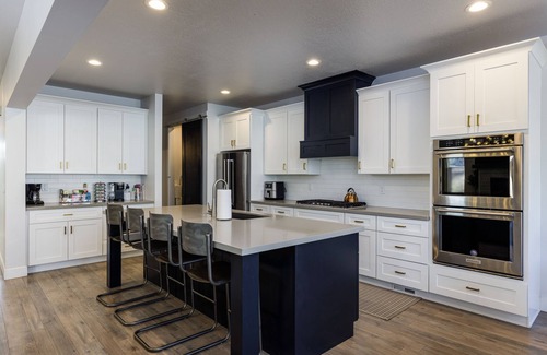 Sandy Casa | Luxury Summer Home, Basketball Court, Hot Tub Firepit Excellent Beds & Linens.