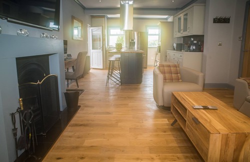 Achachork Casa | Luxury Super Central Cottage With a Hot Tub/ Gym