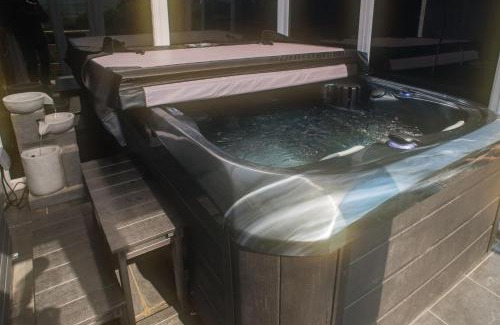 Achachork Casa | Luxury Super Central Cottage with a Hot Tub/Gym