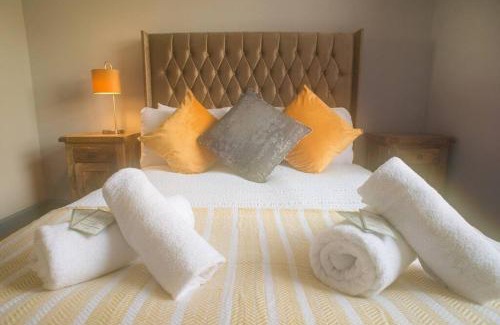 Achachork Casa | Luxury Super Central Cottage with a Hot Tub/Gym
