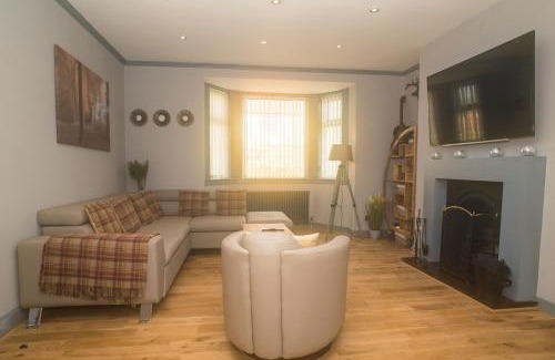 Achachork Casa | Luxury Super Central Cottage with a Hot Tub/Gym