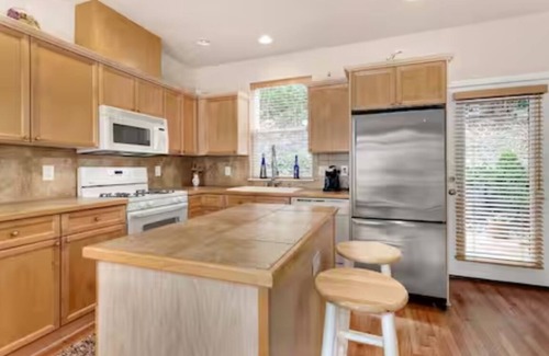 Education Hill Casa | Luxury Tech Retreat in Redmond – Mins to Microsoft + 2 Parking Spaces