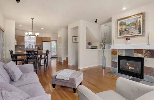 Education Hill Casa | Luxury Tech Retreat in Redmond – Mins to Microsoft + 2 Parking Spaces