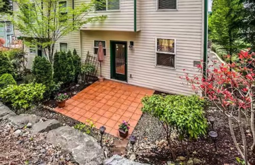 Education Hill Casa | Luxury Tech Retreat in Redmond – Mins to Microsoft + 2 Parking Spaces