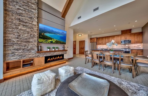 Lakeside Park Condominio | Luxury Three Bedroom Steps From Heavenly Village Condo by RedAwning