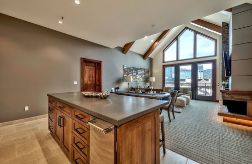 Lakeside Park Condominio | Luxury Three Bedroom Steps From Heavenly Village Condo by RedAwning