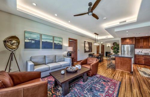 Lakeside Park Apartamento | Luxury Three Bedroom Residence steps from Heavenly Village condo