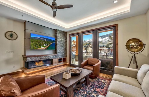 Lakeside Park Apartamento | Luxury Three Bedroom Residence steps from Heavenly Village condo