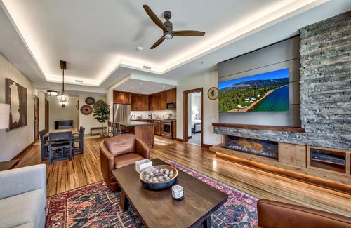 Lakeside Park Apartamento | Luxury Three Bedroom Residence steps from Heavenly Village condo