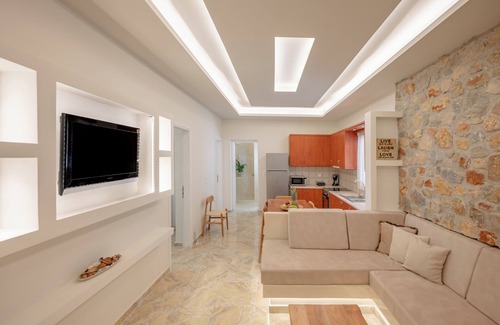 Perissa Apartamento | Luxury Three Bedroom apartment with hot tub "L&E"