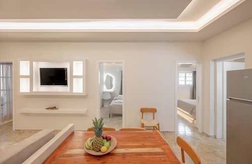 Perissa Apartamento | Luxury Three Bedroom apartment with hot tub "L&E"