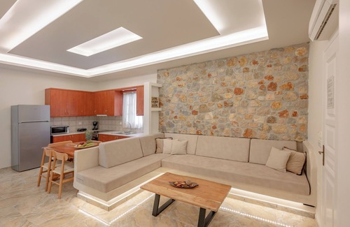 Perissa Apartamento | Luxury Three Bedroom apartment with hot tub "L&E"
