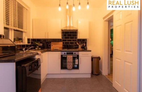Walsall Casa | Luxury Three-Bedroom Home By Real Lush Properties in Sutton with Free Parking
