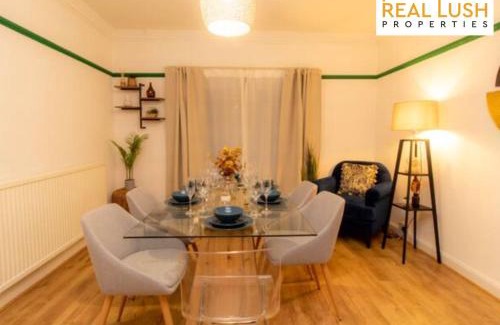 Walsall Casa | Luxury Three-Bedroom Home By Real Lush Properties in Sutton with Free Parking
