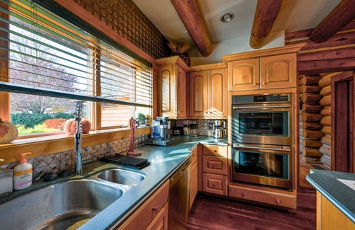 Salem Casa | Luxury Timber Lodge w/Hot Tub-Sleeps 20