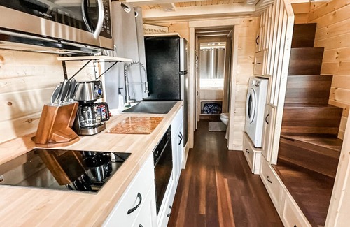 Montrose Cabina | Luxury Tiny Home/Base Camp to Ouray, Telluride/2 Queen beds, 1 twin bed/Washer & Dryer/Smart TV/Hot Tub Access/Patio w/Mountain Views/ Fire Pit/11 mi to Airport