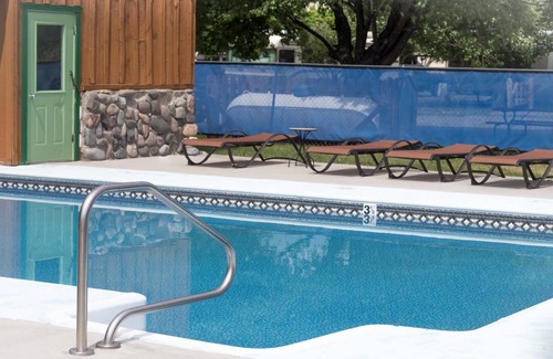 Montrose Cabina | Luxury Tiny Home/Base Camp to Ouray, Telluride/2 Queen beds, 1 twin bed/Washer & Dryer/Smart TV/Hot Tub Access/Patio w/Mountain Views/ Fire Pit/11 mi to Airport